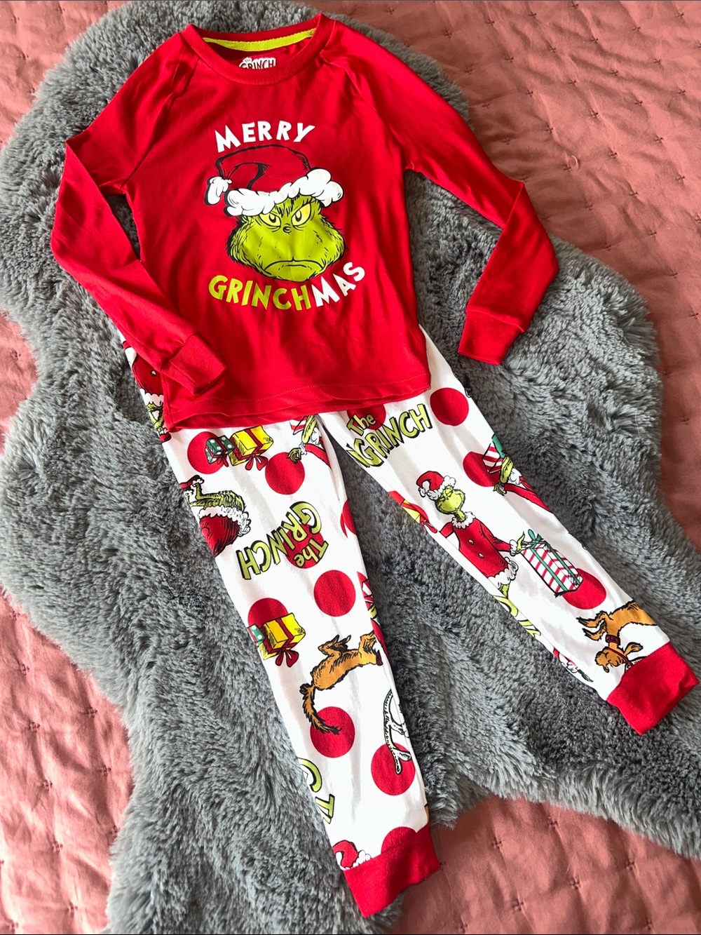 Kids Dr. Seuss Red Merry Grinchmas Pajama Set.  Size 6.